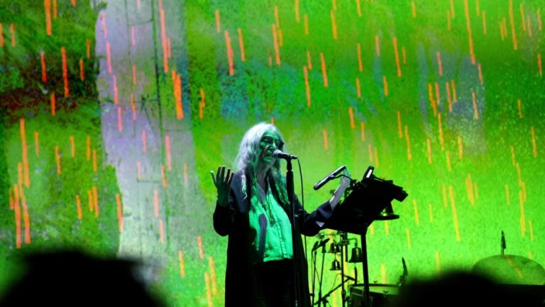 Patti Smith présente une performance poétique à Luma Arles, explorant des thèmes apocalyptiques.