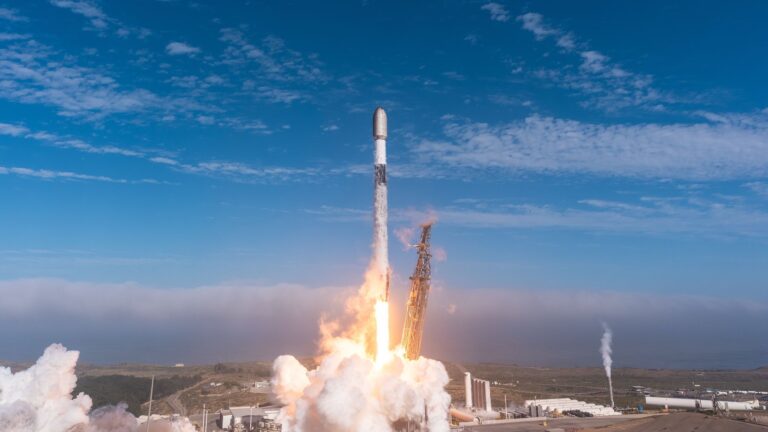 SpaceX lance 24 satellites Starlink en orbite après un vol d’essai de Starship.