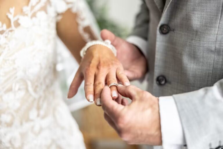 Une femme intente un procès à son amie pour trahison lors de son mariage.