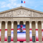 Fresque géante de Street Art sur la colonnade de l&rsquo;Assemblée nationale : enjeux et significations.