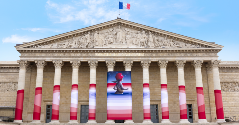 Fresque géante de Street Art sur la colonnade de l’Assemblée nationale : enjeux et significations.