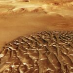 Mars Express photographie des dunes martiennes recouvertes d’une mystérieuse substance métallique.