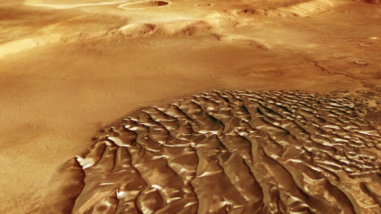 Mars Express photographie des dunes martiennes recouvertes d’une mystérieuse substance métallique.