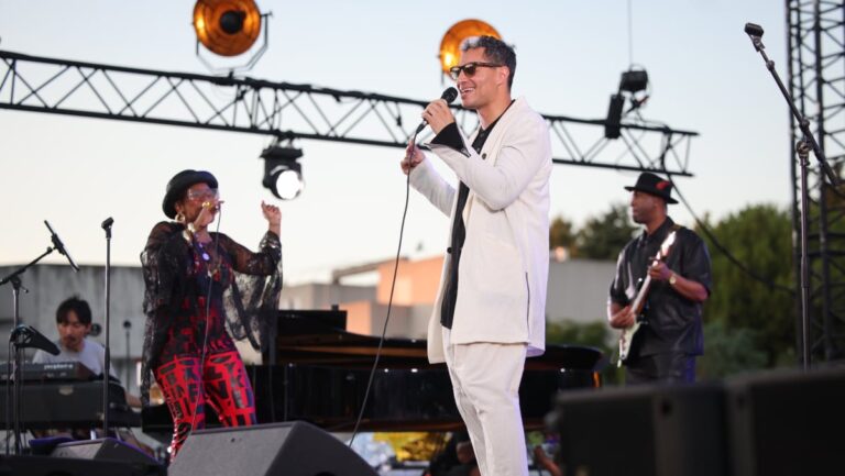 José James et China Moses interprètent des classiques de Marvin Gaye lors d’un concert.