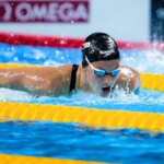 McIntosh établit un nouveau record du monde en natation, surpassant l’ancien record.