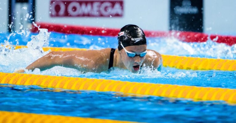 McIntosh établit un nouveau record du monde en natation, surpassant l’ancien record.