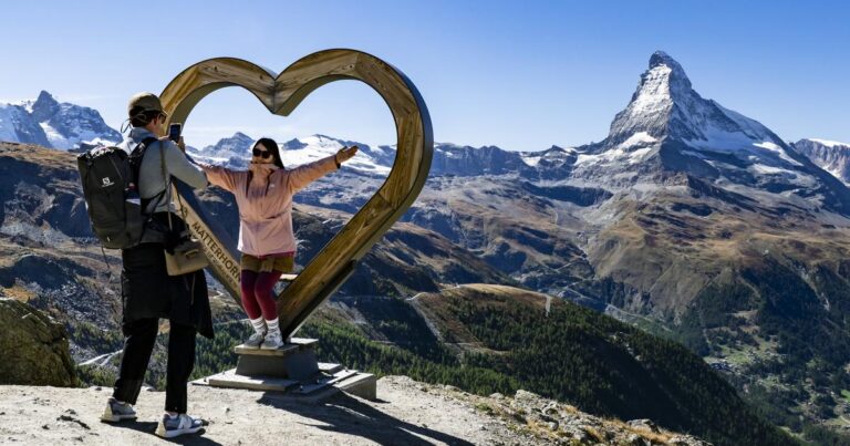 La Suisse attire de plus en plus de touristes en été pour échapper aux fortes chaleurs.