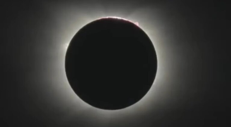 Une éclipse de Soleil : explication des phénomènes astronomiques observés en France.