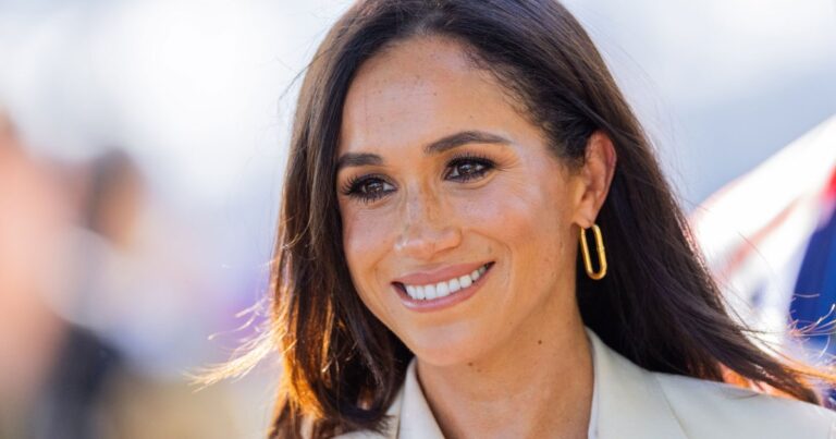 Meghan Markle évoque la princesse Diana avec un accessoire capillaire des années 90.