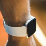 L&rsquo;UE abandonne l&rsquo;obligation de batteries remplaçables pour les montres connectées en raison de risques.