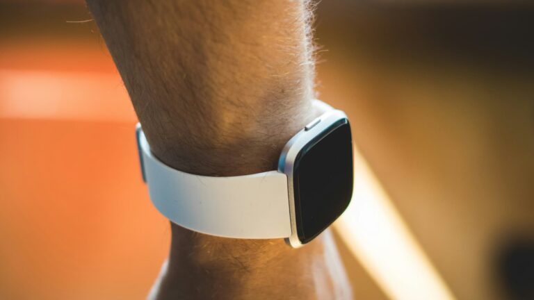 L’UE abandonne l’obligation de batteries remplaçables pour les montres connectées en raison de risques.