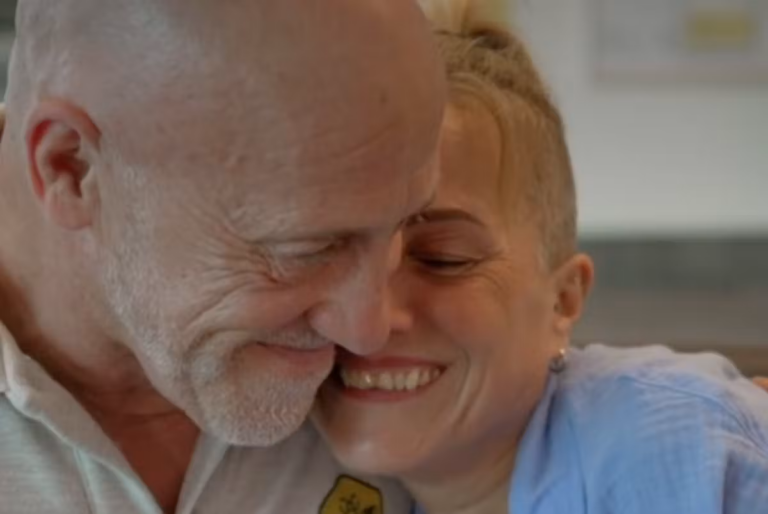 Adopté bébé, un homme découvre que sa meilleure amie est sa sœur biologique.