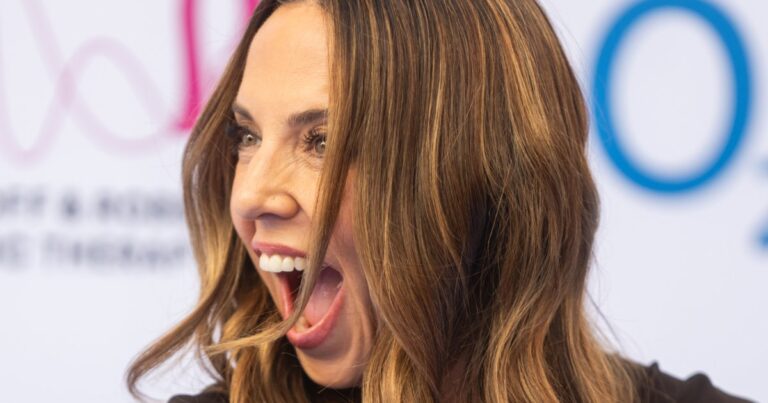 Melanie C porte une robe romantique lors d’un événement public en tant que Spice Girl.