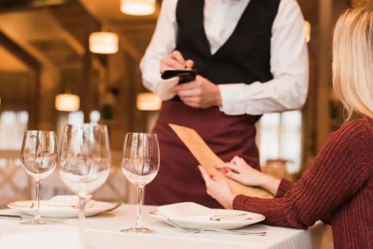 Vacances à Nice : attention au « menu du touriste » qui augmente vos factures au restaurant.