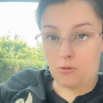 Une mère refuse que ses enfants fassent leurs devoirs, suscitant un débat éducatif en France.
