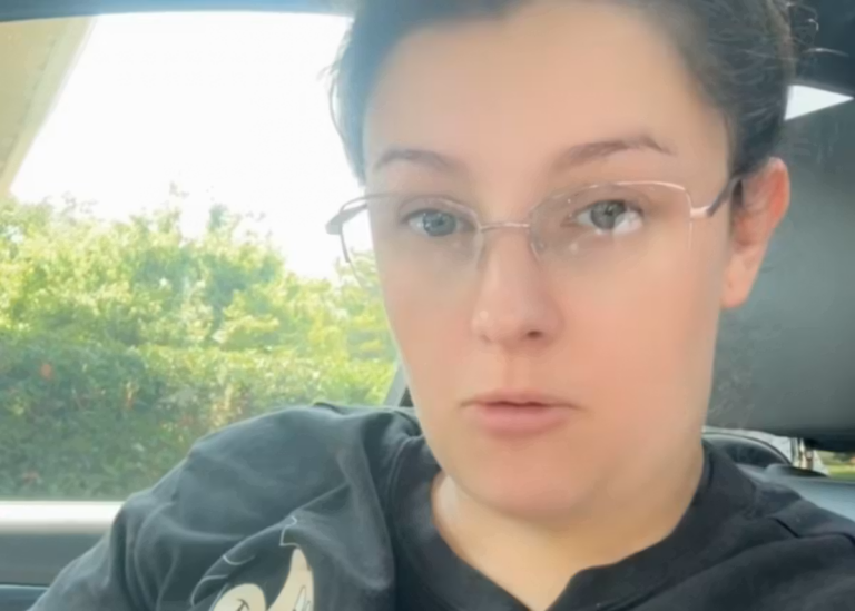 Une mère refuse que ses enfants fassent leurs devoirs, suscitant un débat éducatif en France.