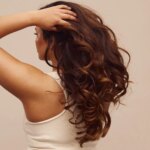 Une méthode de séchage pour améliorer la définition des cheveux ondulés en salon.