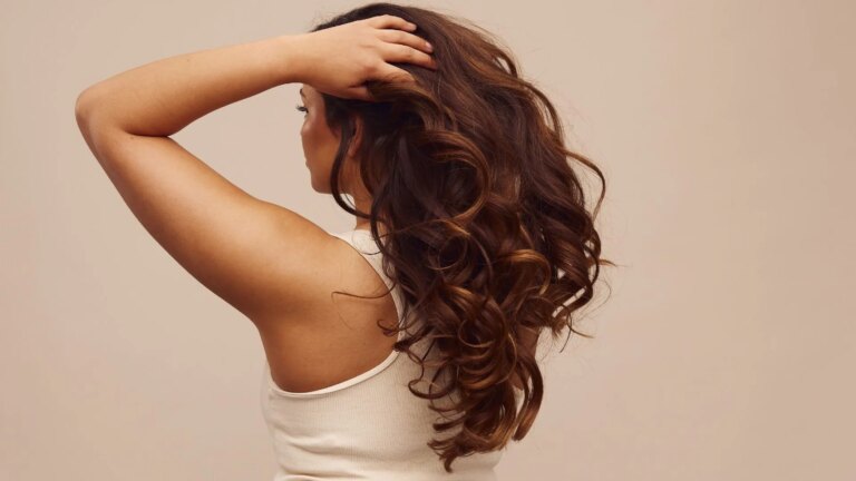 Une méthode de séchage pour améliorer la définition des cheveux ondulés en salon.
