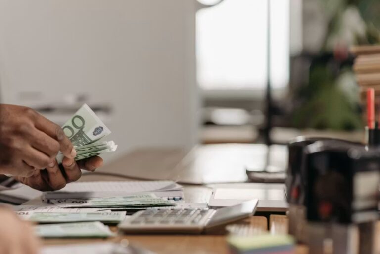 Méthode des enveloppes : un outil pour gérer efficacement le budget familial en France