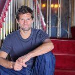 Alexis Michalik évoque l’influence de la musique sur l’écriture de ses scènes.