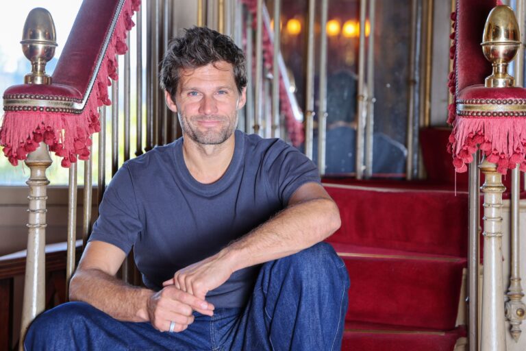 Alexis Michalik évoque l’influence de la musique sur l’écriture de ses scènes.
