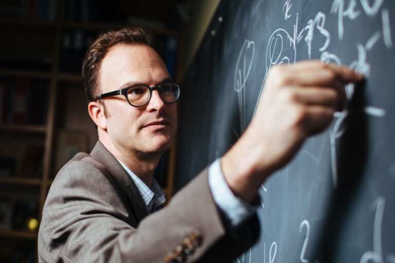 Jesse Thaler nommé directeur du Laboratoire de science nucléaire au MIT