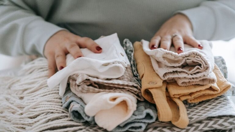 Vêtements pour enfants : les parents français adoptent la seconde main pour réduire les coûts.