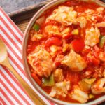 Recette de morue aux poivrons et sauce tomate : un plat traditionnel méditerranéen.