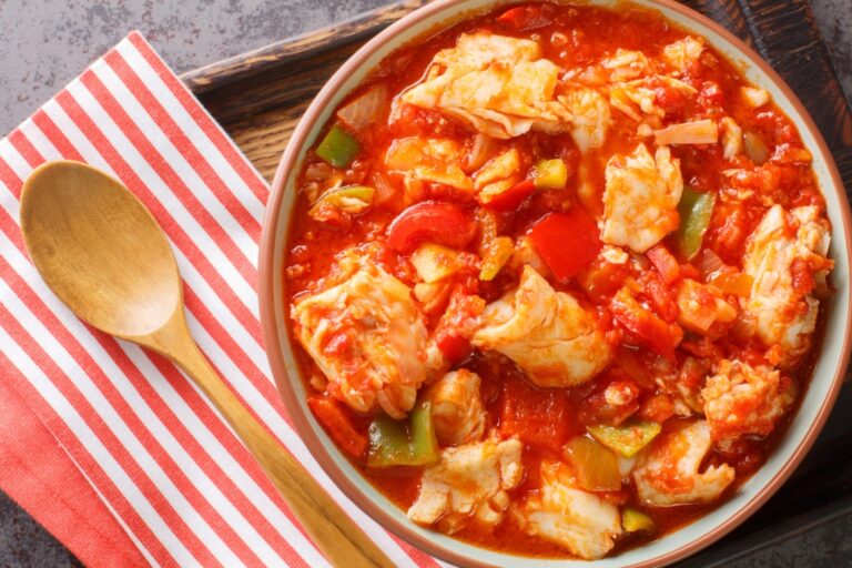 Recette de morue aux poivrons et sauce tomate : un plat traditionnel méditerranéen.