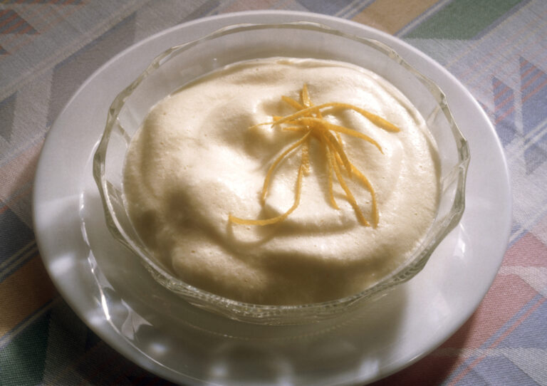 Recette de mousse au vin blanc : une préparation culinaire française classique et accessible.
