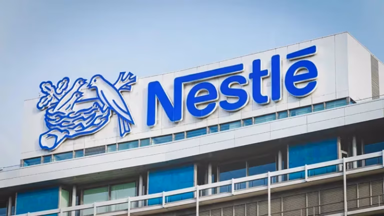 Nestlé cède 50% de ses eaux minérales pour 4,9 milliards dans une restructuration financière