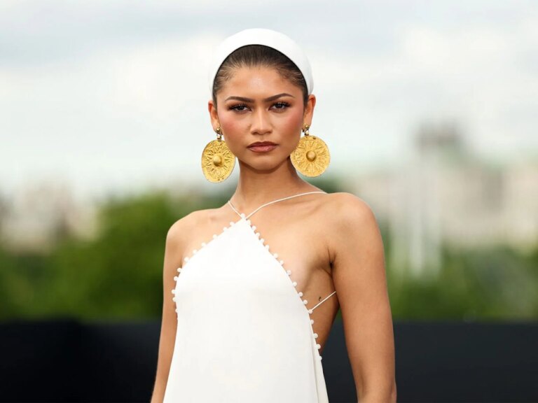 L’Odyssée de Nolan : les boucles d’oreilles antiques de Zendaya suscitent une controverse.