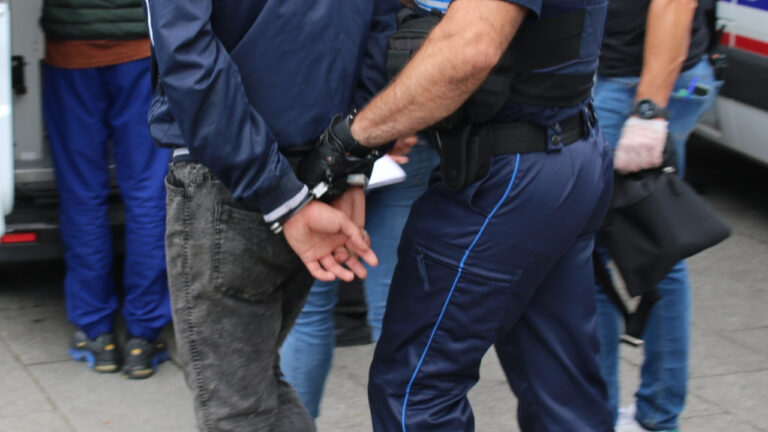 Agression d’un agent de nettoiement à Nice, deux suspects interpellés en pleine intervention.