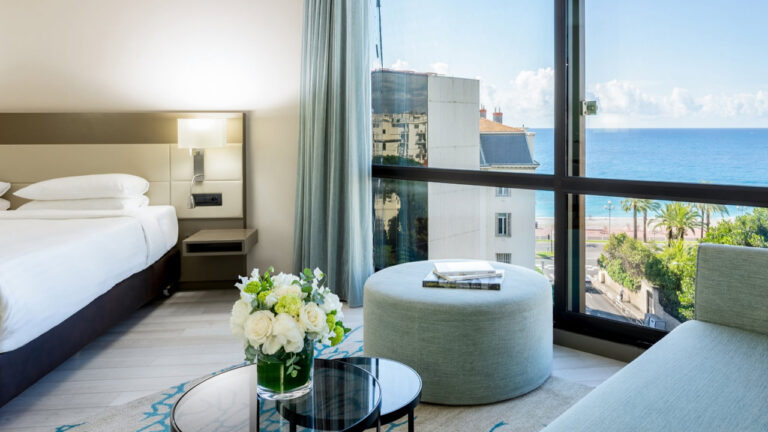 Un faux employé d’hôtel vole près de 100 000 euros à des touristes à Nice.