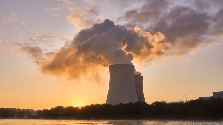 La France face à l’indépendance énergétique : enjeux du nucléaire et des renouvelables.