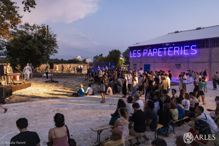 Les Rencontres de la photographie accueillent un large public pour une semaine d’ouverture réussie.