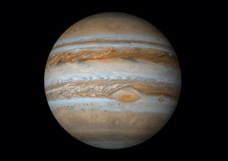 Jupiter, la plus grande planète du système solaire, observée par la NASA pour des données scientifiques.
