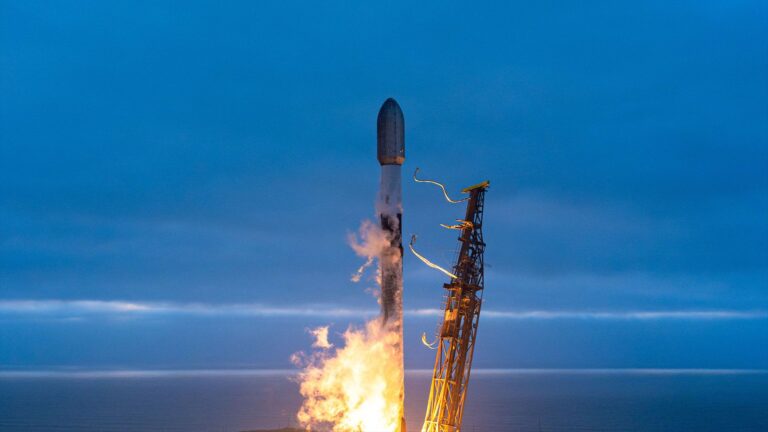 SpaceX lance 24 satellites Starlink avec la fusée Falcon 9 depuis la Californie.