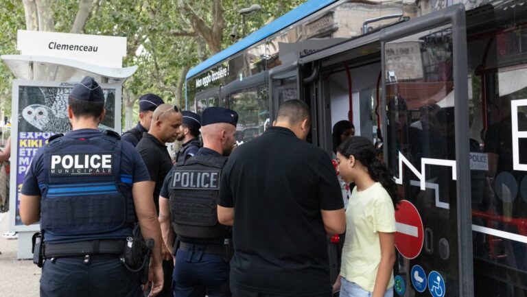 Opération de contrôles renforcés pour sécuriser les bus à Arles par les autorités locales.
