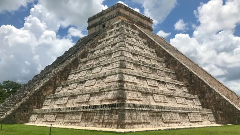 Une ville maya redécouverte dans la jungle mexicaine révèle des vestiges archéologiques importants.