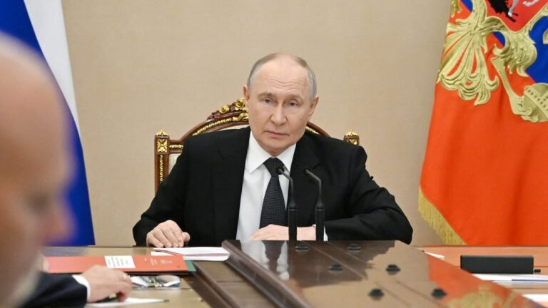 Vladimir Poutine disparaît en période de tensions croissantes en Russie.