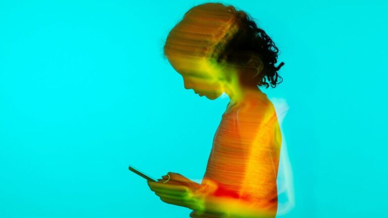 Votre téléphone influence la santé physique, selon des chercheurs en santé publique.