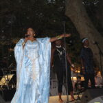 Oumou Sangaré en performance au Charlie Jazz Festival de Vitrolles, attirant un large public.