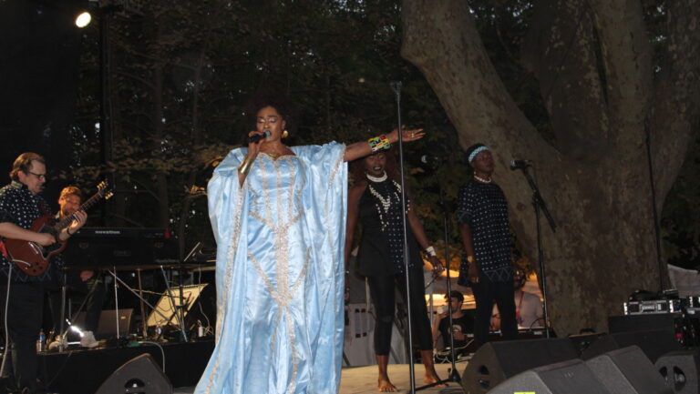 Oumou Sangaré en performance au Charlie Jazz Festival de Vitrolles, attirant un large public.