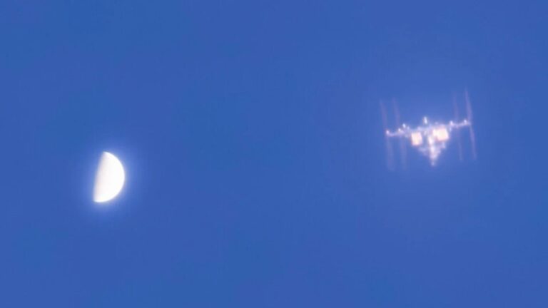 L’ISS et Vénus capturés en plein jour dans une photo remarquable.