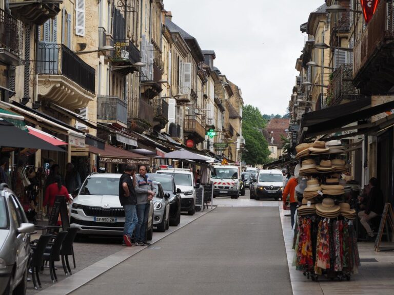 Dordogne : un projet de grande tablée à Sarlat suscite des critiques sur sa viabilité.