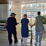 Canicule à Paris : Josiane et Nathalie, aides à domicile, travaillent sous des températures extrêmes.