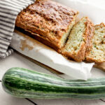 Recette de pain aux courgettes et au fromage : une option saine pour les repas familiaux.