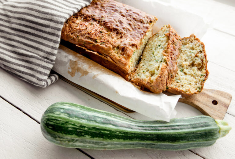 Recette de pain aux courgettes et au fromage : une option saine pour les repas familiaux.