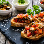 Recette de pain grillé aux tomates et moules : une option simple pour les repas rapides.